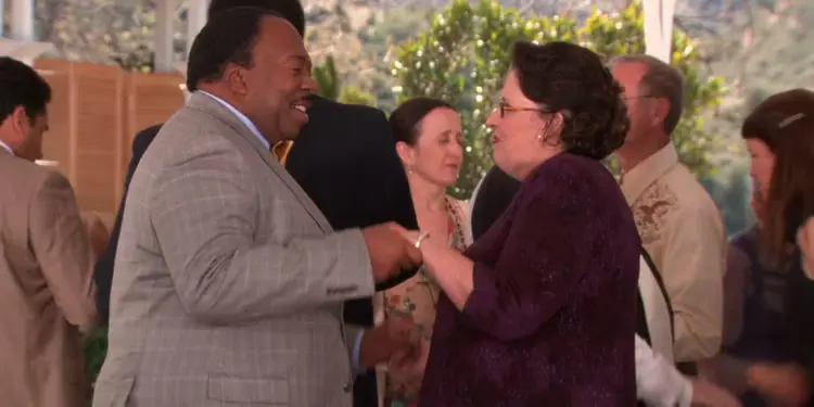 Stanley and Phyllis dancing on The Office – The Office Mantıklı Olan 12 Hayran Teorisi – 2025