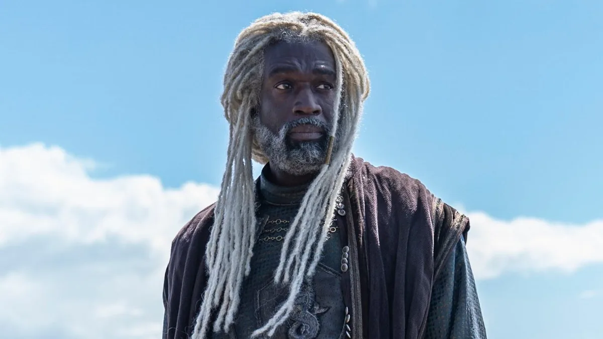 Lord Corlys Velaryon rolünde Steve Toussaint