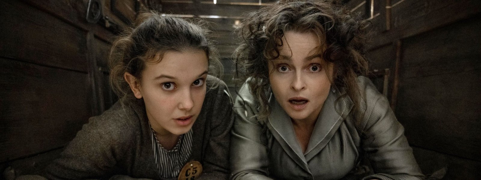 enola holmes 2 millie bobby brown helena bonham carter 1660837090 scaled – Enola Holmes 2 Hangi Zamanda ve Nerede Geçiyor? – 2025