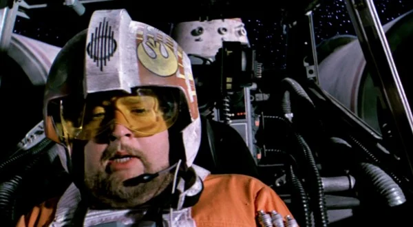 Ölen 21 Star Wars Oyuncusunun Tamamı 2025 – 21 William Hootkins (Jek Porkins)