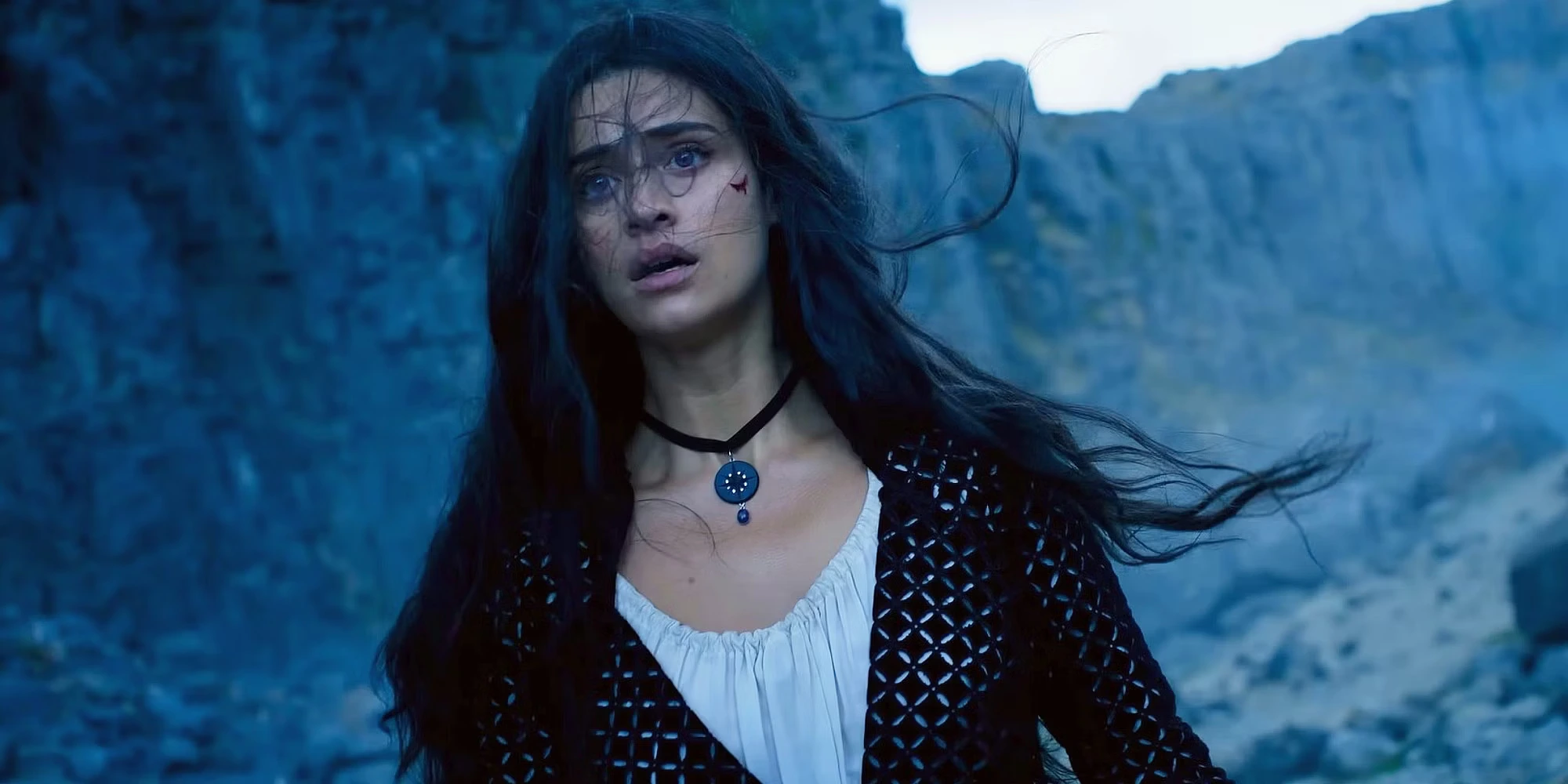 Yennefer 3. sezonda peruk taktı mı?