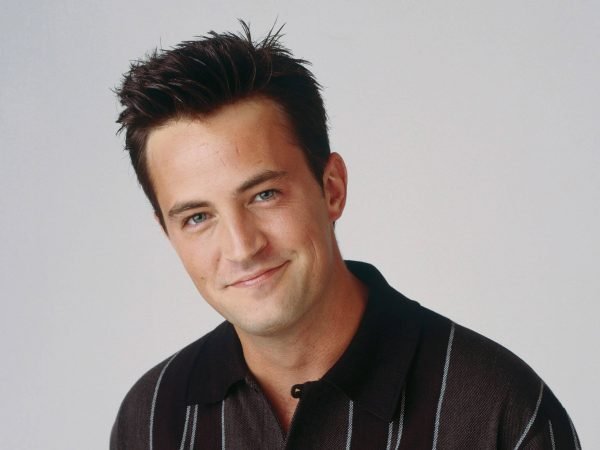 Popüler komedi dizisi Friends'teki Chandler Bing rolüyle tanınan aktör Matthew Perry, 54 yaşında hayatını kaybetti.