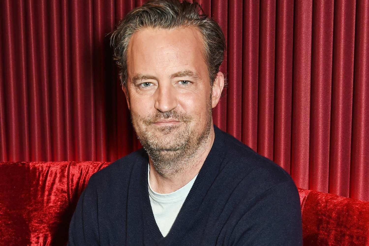 Popüler komedi dizisi Friends'teki Chandler Bing rolüyle tanınan aktör Matthew Perry, 54 yaşında hayatını kaybetti.