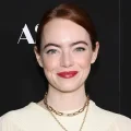 Emma Stone, The Independent tarafından bin yılın en iyi ikinci oyuncusu seçildi ve bu sıralama, Hollywood’daki pek çok efsanevi ismi geride bırakmasıyla büyük tartışmalara yol açtı. Philip Seymour Hoffman’ın birinci sırada yer aldığı listede Stone, Denzel Washington (#4), Nicole Kidman (#5) ve Daniel Day-Lewis (#3) gibi dev isimleri geride bıraktı. Stone’un iki Oscar ödülü ve kariyerindeki etkileyici başarıları birçok kişi tarafından takdir edilse de özellikle Denzel Washington hayranları, bu sıralamaya tepkilerini sosyal medyada memlerle ve eleştirilerle dile getirdi. Ancak diğer bir grup ise Stone’un yeteneklerinin ve başarılarının bu yeri hak ettiğini savunarak, tartışmayı sosyal medyada trend haline getirdi. Listede daha aşağı sıralarda yer alan diğer efsanevi isimler de dikkat çekiyor. Tom Cruise (#60), Hugh Grant (#57), Matthew McConaughey (#55), Kate Winslet (#45) ve Leonardo DiCaprio (#17) gibi yıldızların, Florence Pugh (#10), Jennifer Lawrence (#15) ve Kristen Stewart (#16) gibi daha genç oyuncular tarafından gölgede bırakılması, eleştirilerin diğer bir odağı oldu. Emma Stone’un böylesine prestijli bir listede üst sıralarda yer alması, kariyerinin ne denli etkileyici olduğunu bir kez daha gözler önüne serdi. Ancak bu sıralama, Hollywood’un devleriyle genç yetenekler arasındaki rekabetin hâlâ ne kadar canlı olduğunu da ortaya koyuyor.