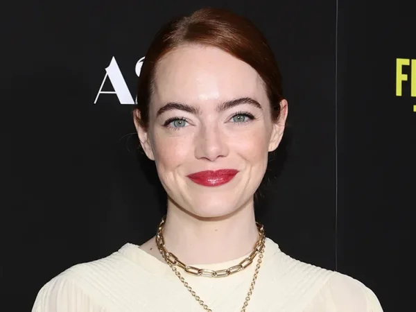 Emma Stone, The Independent tarafından bin yılın en iyi ikinci oyuncusu seçildi ve bu sıralama, Hollywood’daki pek çok efsanevi ismi geride bırakmasıyla büyük tartışmalara yol açtı. Philip Seymour Hoffman’ın birinci sırada yer aldığı listede Stone, Denzel Washington (#4), Nicole Kidman (#5) ve Daniel Day-Lewis (#3) gibi dev isimleri geride bıraktı. Stone’un iki Oscar ödülü ve kariyerindeki etkileyici başarıları birçok kişi tarafından takdir edilse de özellikle Denzel Washington hayranları, bu sıralamaya tepkilerini sosyal medyada memlerle ve eleştirilerle dile getirdi. Ancak diğer bir grup ise Stone’un yeteneklerinin ve başarılarının bu yeri hak ettiğini savunarak, tartışmayı sosyal medyada trend haline getirdi. Listede daha aşağı sıralarda yer alan diğer efsanevi isimler de dikkat çekiyor. Tom Cruise (#60), Hugh Grant (#57), Matthew McConaughey (#55), Kate Winslet (#45) ve Leonardo DiCaprio (#17) gibi yıldızların, Florence Pugh (#10), Jennifer Lawrence (#15) ve Kristen Stewart (#16) gibi daha genç oyuncular tarafından gölgede bırakılması, eleştirilerin diğer bir odağı oldu. Emma Stone’un böylesine prestijli bir listede üst sıralarda yer alması, kariyerinin ne denli etkileyici olduğunu bir kez daha gözler önüne serdi. Ancak bu sıralama, Hollywood’un devleriyle genç yetenekler arasındaki rekabetin hâlâ ne kadar canlı olduğunu da ortaya koyuyor.