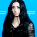 The Moment: Charli XCX'in A24 Mockumentary'si Şöhretin Karanlık Yüzünü Kylie Jenner ve Alexander Skarsgård ile 29 Mayıs'ta HBO Max'e Taşıyor