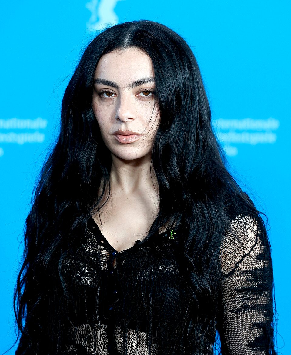 The Moment: Charli XCX'in A24 Mockumentary'si Şöhretin Karanlık Yüzünü Kylie Jenner ve Alexander Skarsgård ile 29 Mayıs'ta HBO Max'e Taşıyor