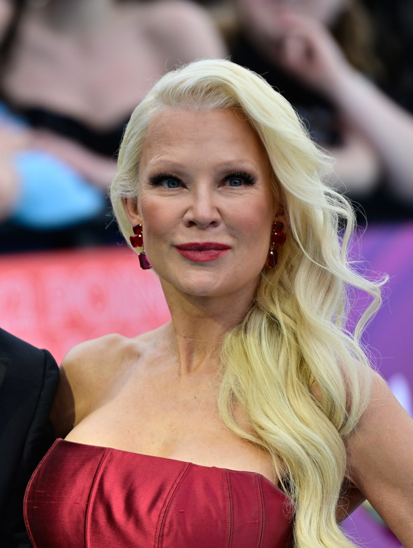 Eurovision 2026'yı Finlandiya Kazandı: Linda Lampenius ve Pete Parkkonen 'Liekinheitin' ile Viyana'da Zirveye Ulaştı
