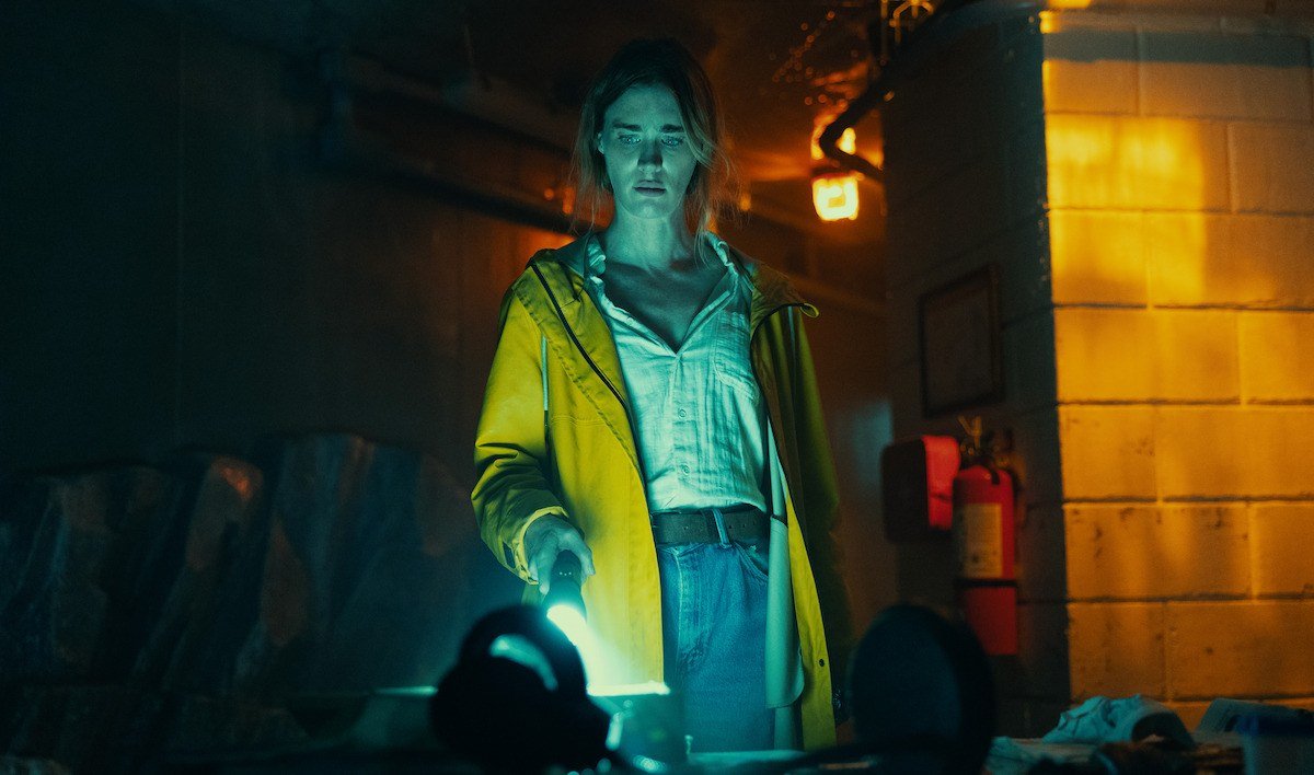 Below dizisinden Mackenzie Davis’li araştırma sahnesi Netflix tanıtım karesi