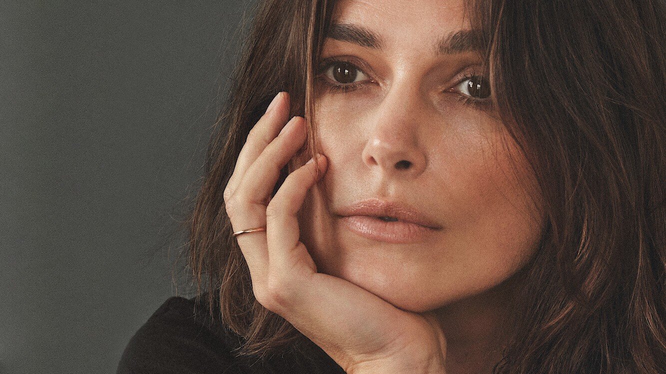 Black Doves 2. sezon 5 Kasım’da Netflix’te: Keira Knightley geri dönüyor 2026 – 13 Black Doves 2. sezon Tudum press karesinden Keira Knightley’nin Helen olarak gerilimli sahne görünümü
