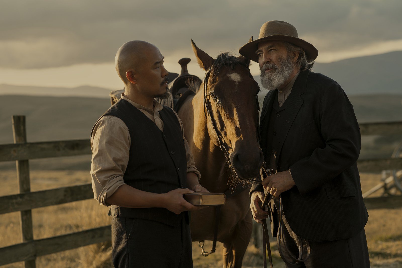 East of Eden 1 Ekim’de Netflix’te: Florence Pugh’lu Steinbeck uyarlaması 2026 – 13 East of Eden dizisinden Hoon Lee ve Ciarán Hinds’li dönem sahnesi Netflix press karesi