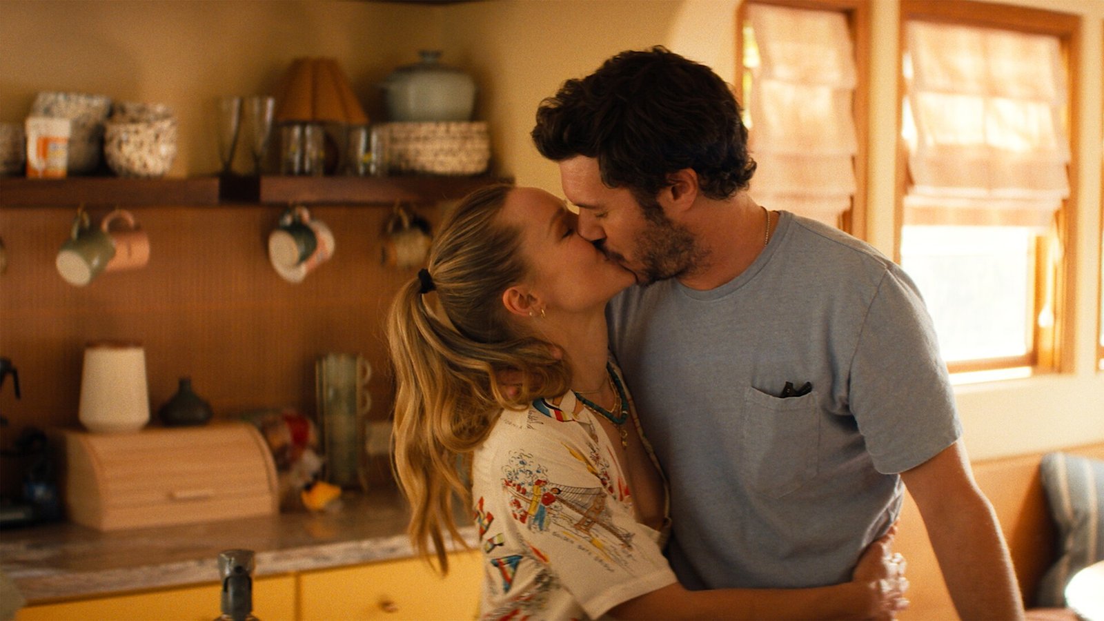 Nobody Wants This 3. sezon fragmanından Kristen Bell ve Adam Brody’nin mutfak öpücüğü Tudum karesi