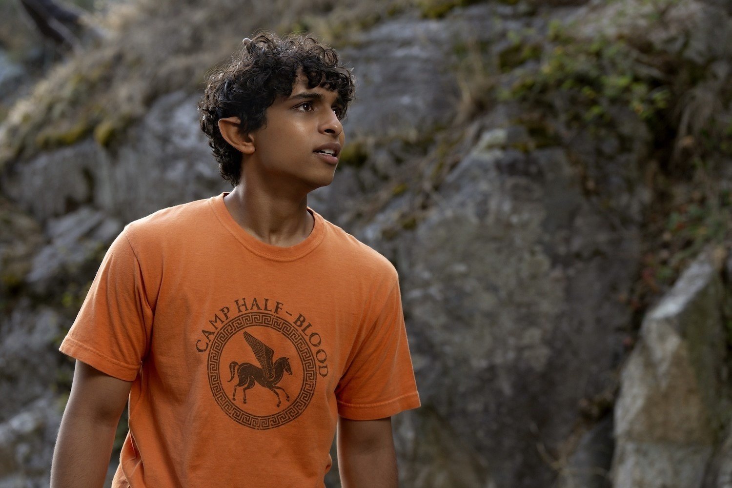 Percy Jackson 3. sezon Disney press karesinden Walker Scobell’in Percy olarak resmi tanıtım görünümü