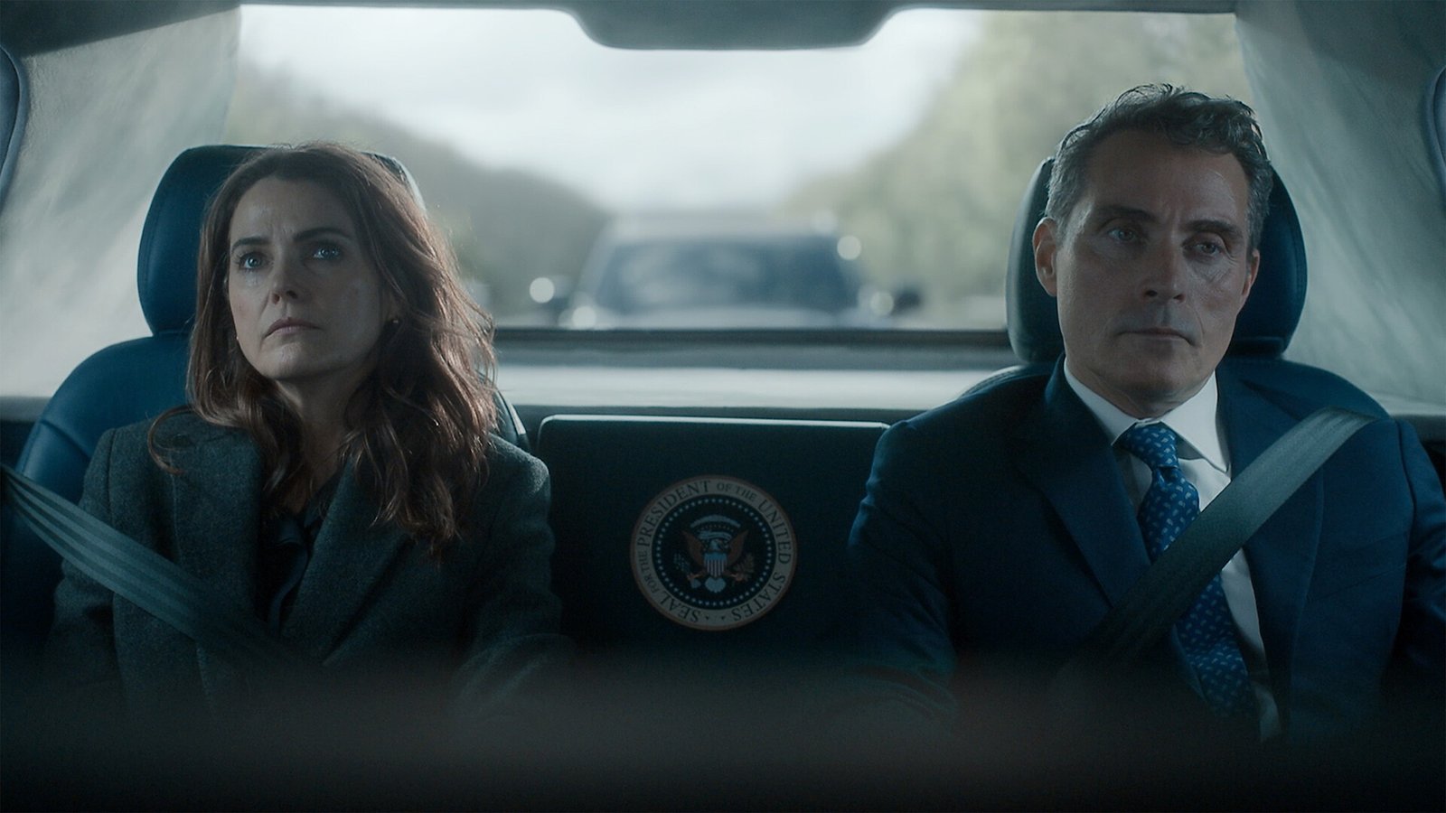 The Diplomat 4. sezon fragmanından Keri Russell ve Rufus Sewell’in makam aracı arka koltuğundaki Tudum karesi