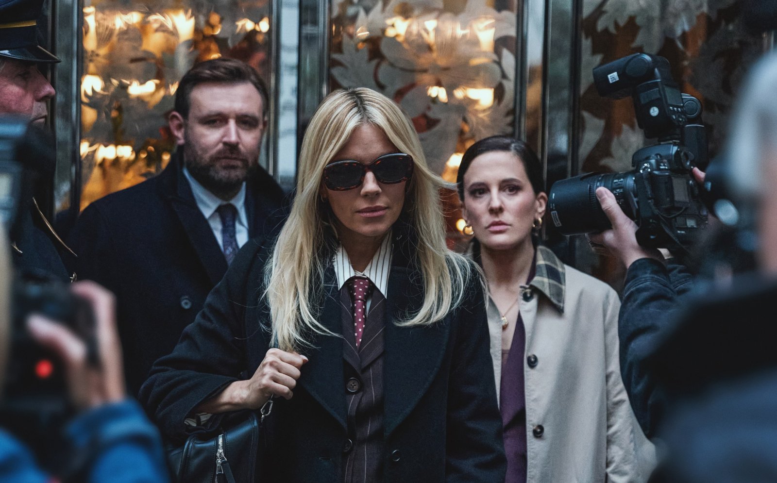 War HBO dizisinden Sienna Miller’lı paparazzi çıkışı resmi press karesi