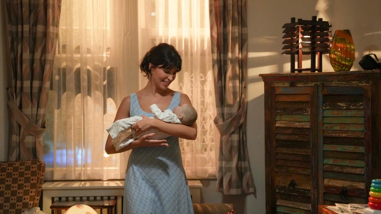 Güneşin Doğduğu Yer dizisinde Leyla bebeği Emir ile