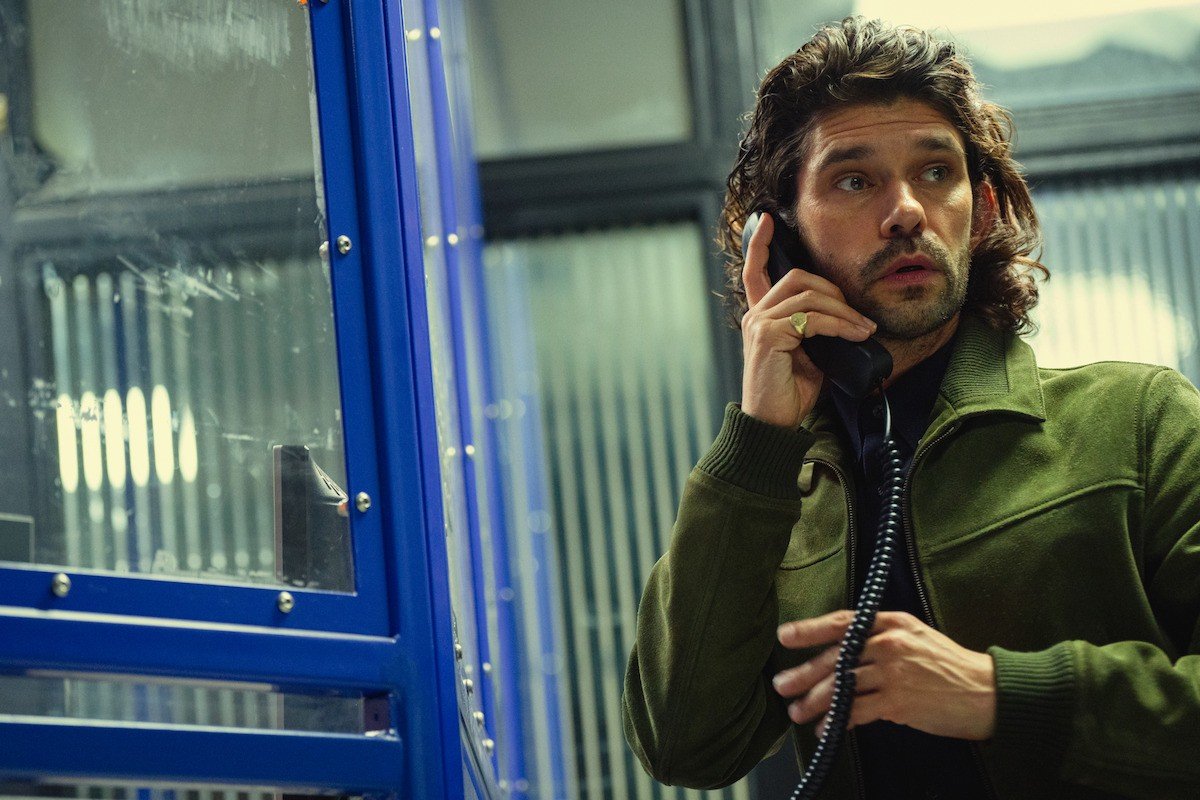 Black Doves 2. sezon 5 Kasım’da Netflix’te: Keira Knightley geri dönüyor 2026 – 14 Black Doves dizisinden Ben Whishaw’ın Sam olarak resmi Netflix Tudum press karesi