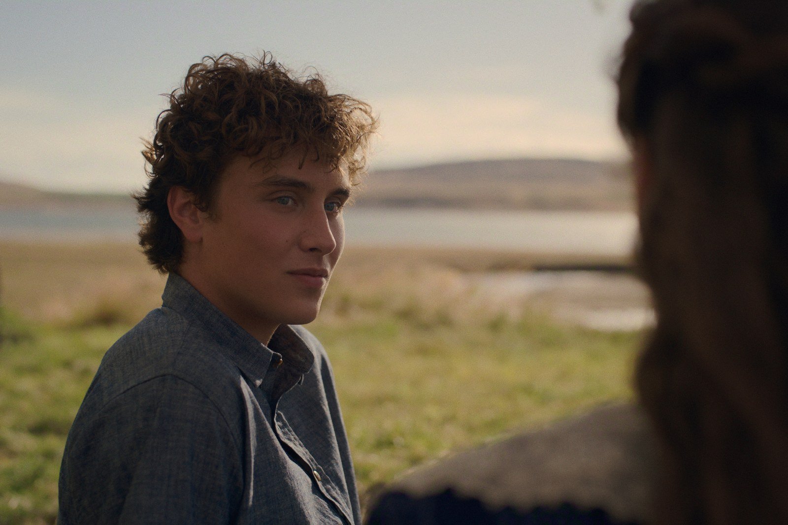 East of Eden 1 Ekim’de Netflix’te: Florence Pugh’lu Steinbeck uyarlaması 2026 – 14 East of Eden dizisinden Mike Faist’li kır manzarası Netflix tanıtım karesi
