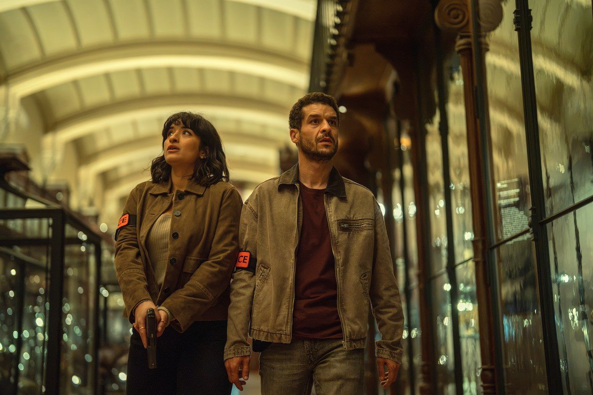 Lupin Part 4’ten Sofia Belkacem ve Youssef Guédira’nın müze koridorundaki Tudum karesi