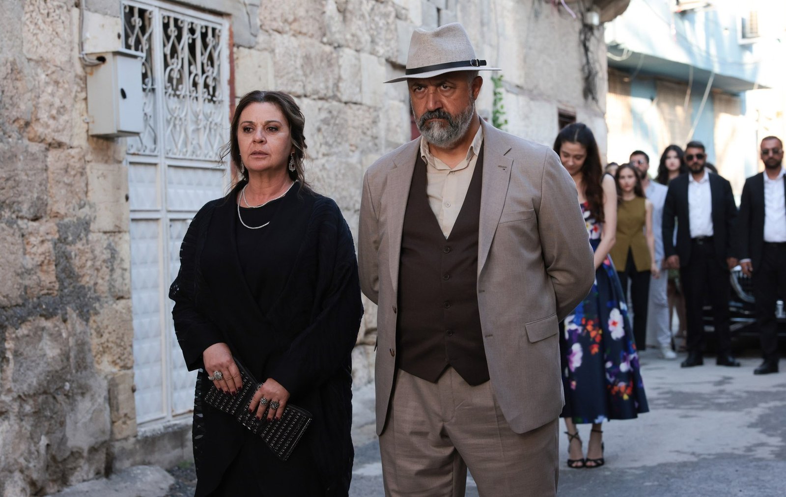 Mercan Köşk dizisinden resmi tanıtım karesi, aile dramı sahnesi