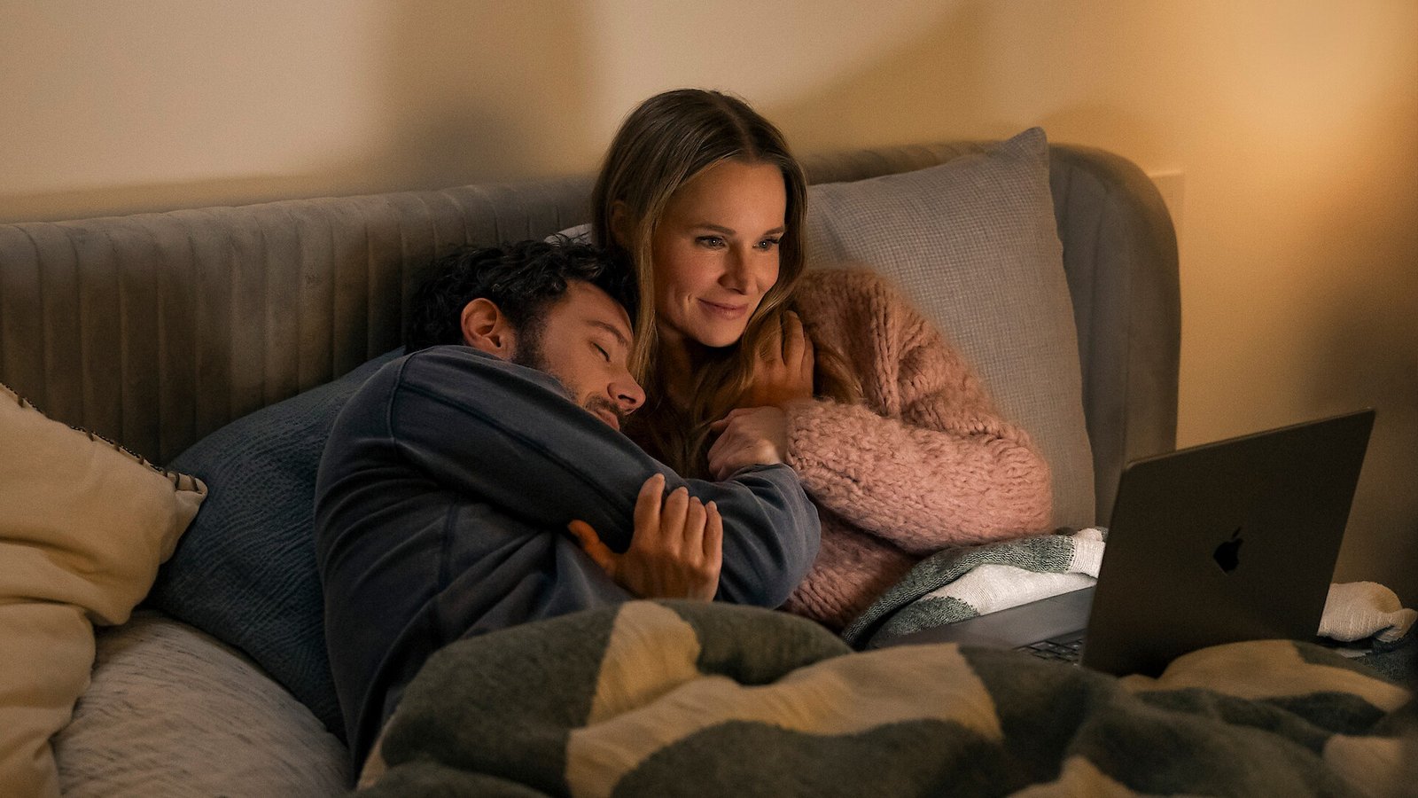 Nobody Wants This dizisinden Kristen Bell ve Adam Brody’nin birlikte oturduğu resmi Tudum press karesi