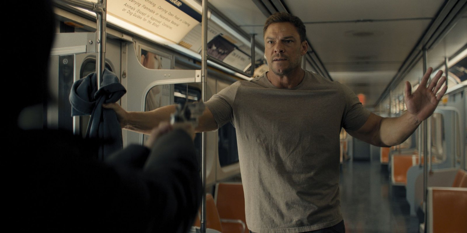 Reacher dizisinden Alan Ritchson’lı resmi Prime Video / basın galeri karesi