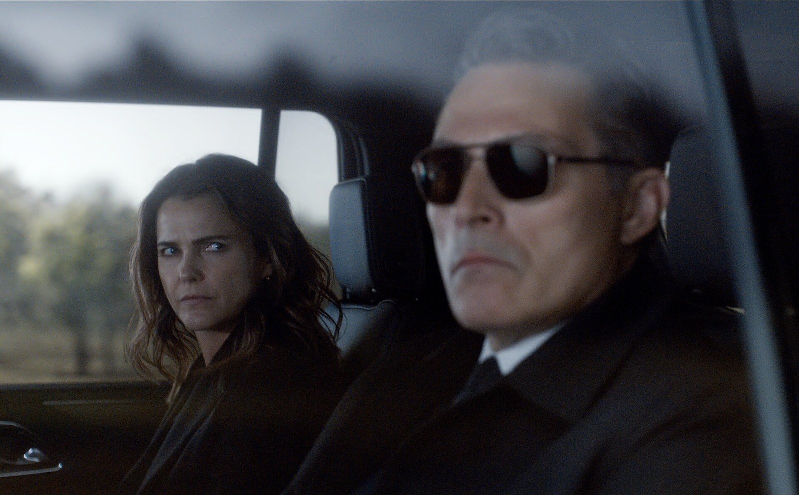 The Diplomat dizisinden Rufus Sewell ve Keri Russell’ın araç içindeki gergin Tudum press karesi