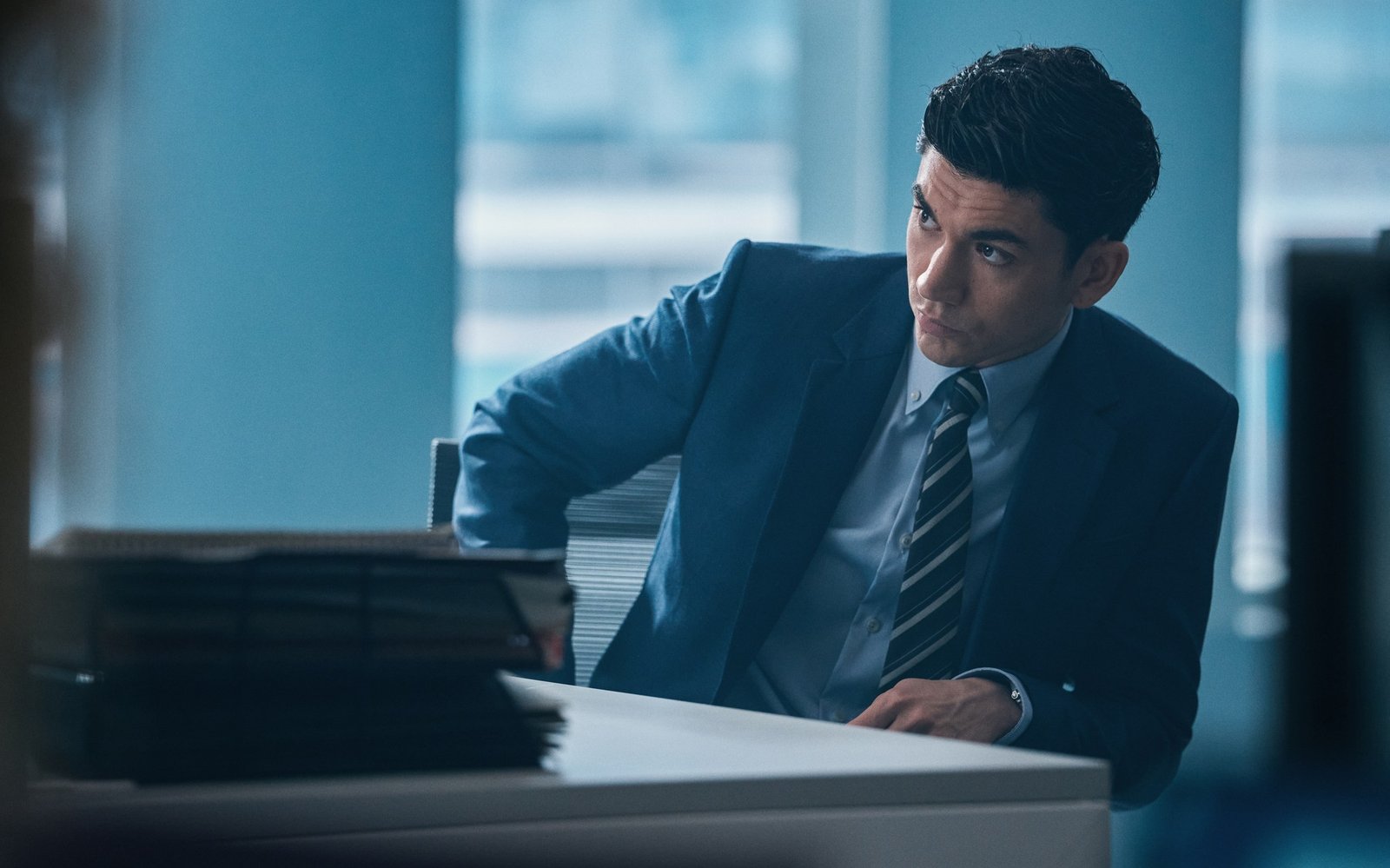 War HBO Sky dizisinden Dominic West ve Sienna Miller’lı hukuk dramı press karesi