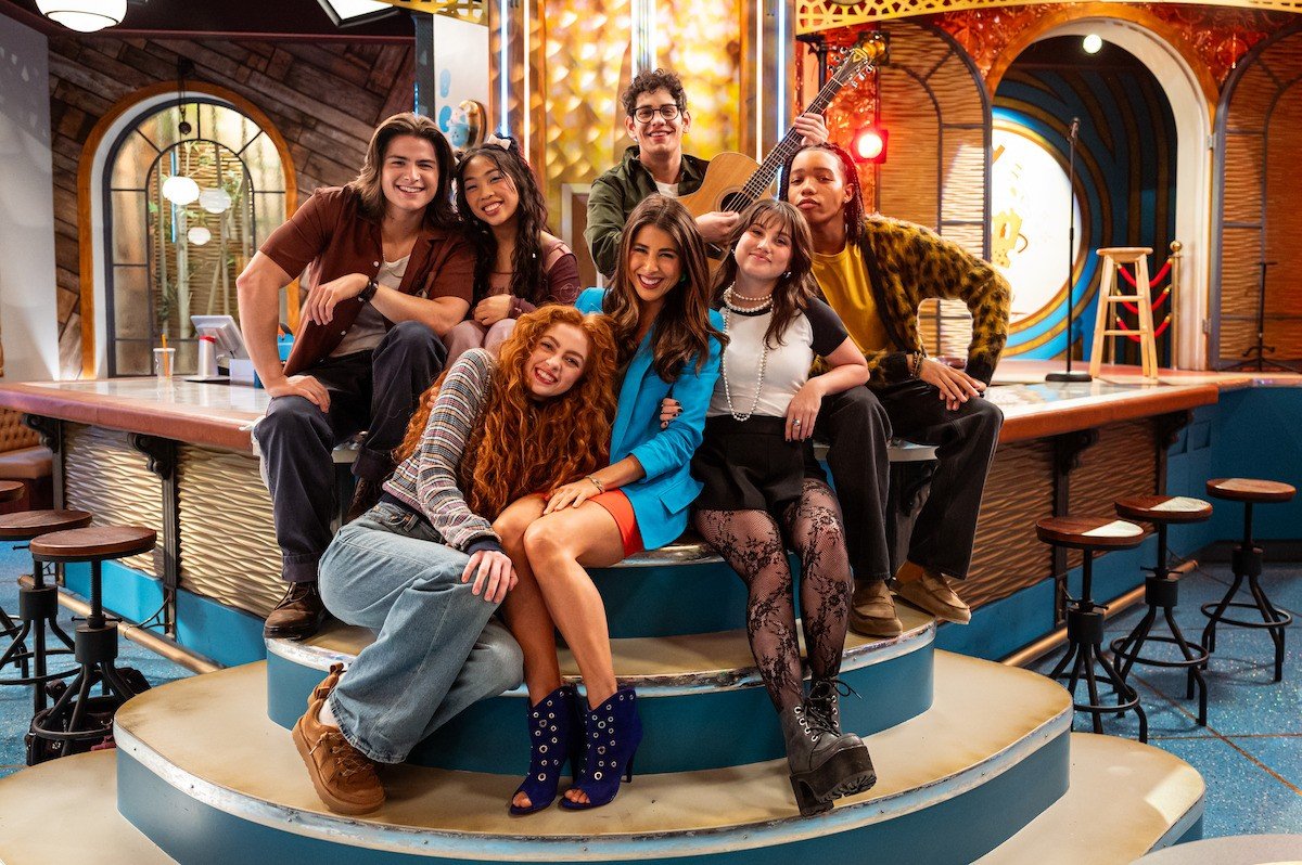 Hollywood Arts Netflix dizisi Daniella Monet ve yeni kadro tanıtım karesi