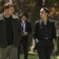 Neagley dizisinden Maria Sten ve Alan Ritchson’ın birlikte yürüdüğü resmi Prime Video press karesi