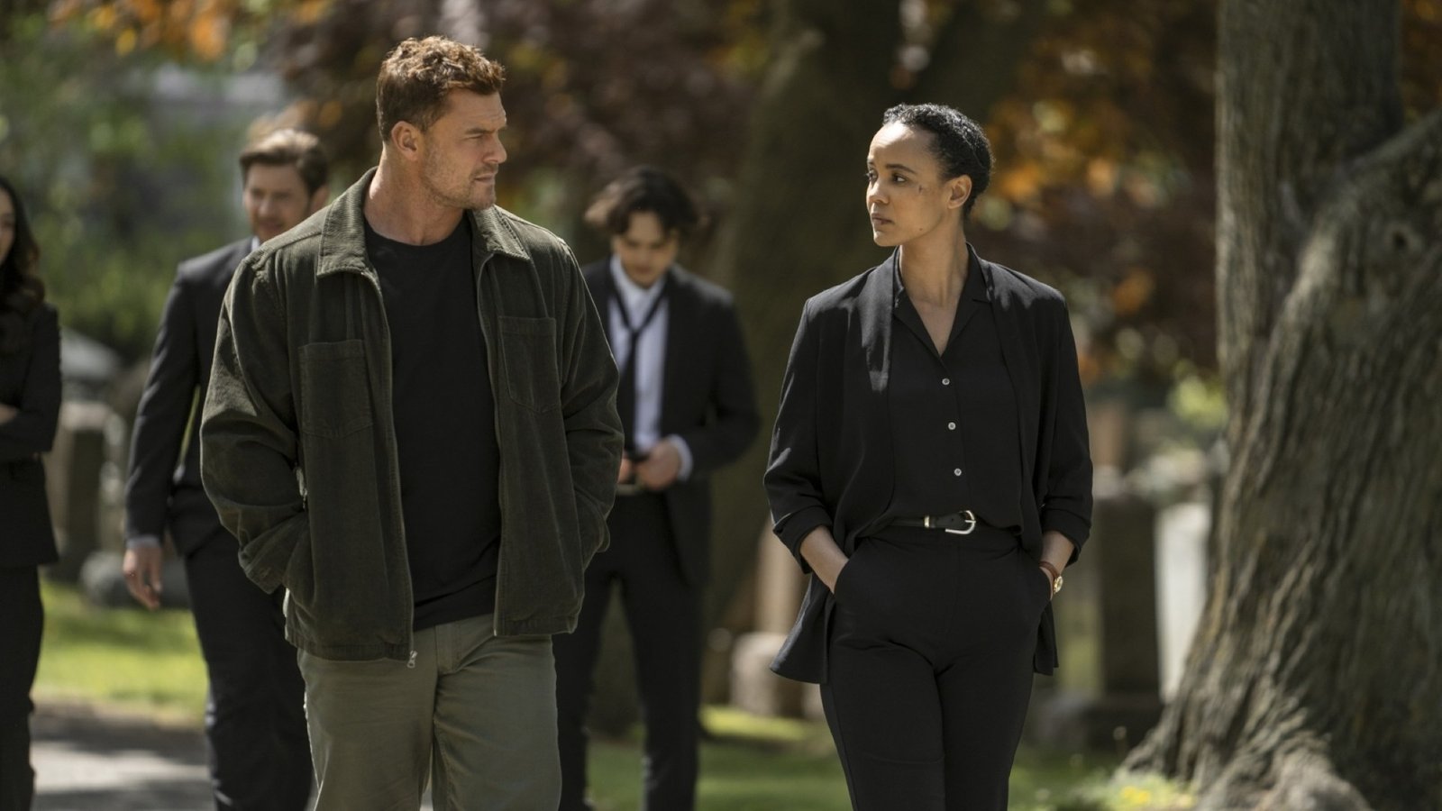 Neagley dizisinden Maria Sten ve Alan Ritchson’ın birlikte yürüdüğü resmi Prime Video press karesi