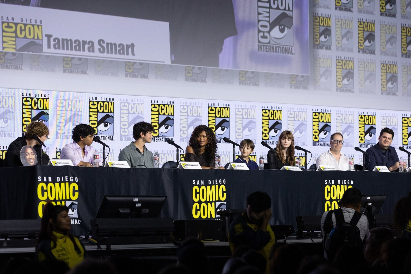 Percy Jackson 3. sezon Disney+ resmi press karesi Walker Scobell ve kadro