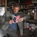 Reacher 4. sezon Variety press karesinden Alan Ritchson’ın Jack Reacher olarak resmi tanıtım görüntüsü