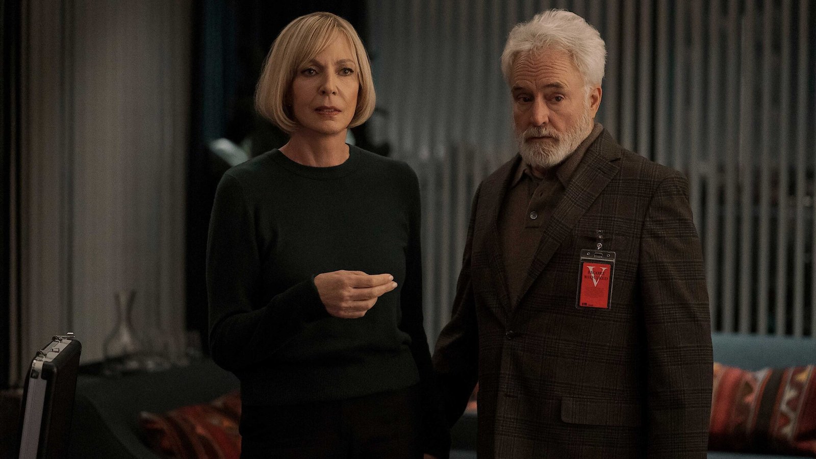 The Diplomat dizisinden Allison Janney ve Bradley Whitford’un Grace ve Todd Penn olarak Tudum press karesi