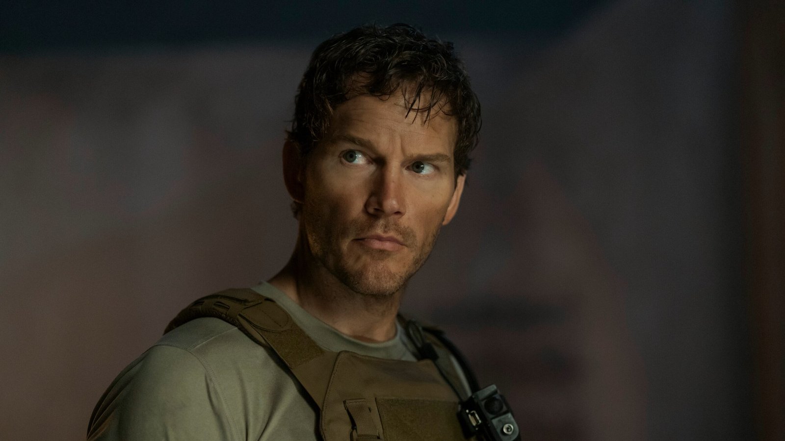 The Terminal List 2. sezon afişinden Chris Pratt’in James Reece olarak taktik ekipmanlı press karesi