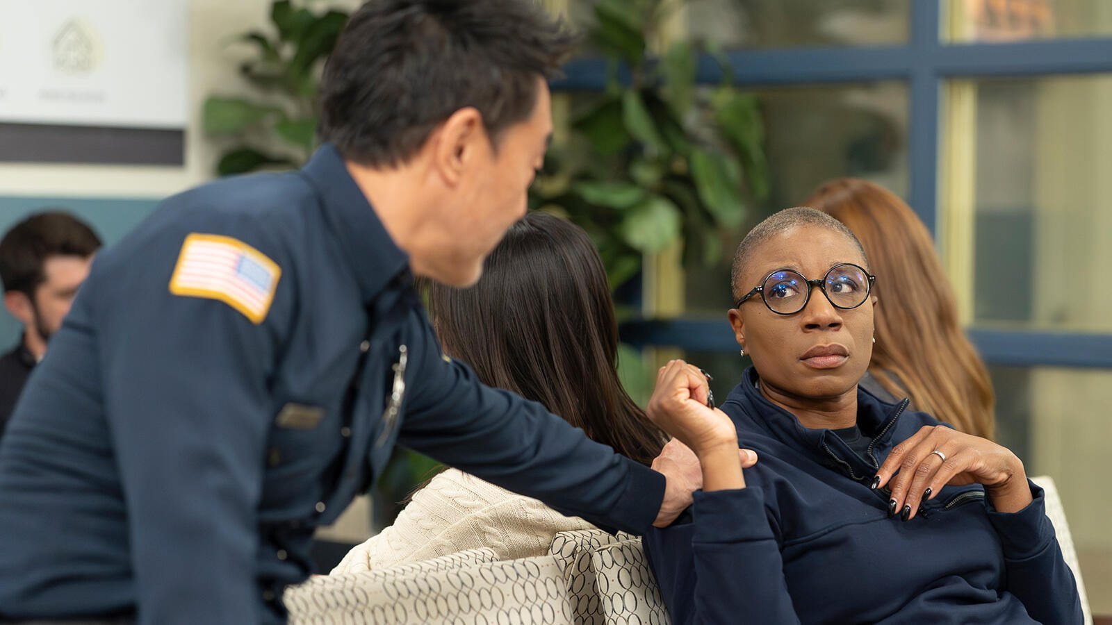 9-1-1 10. sezon 15 Ekim’de ABC’de: Los Angeles’ta yanardağ felaketi 2026 – 2 9-1-1 ABC resmi karesinden Kenneth Choi ve Aisha Hinds bir bekleme salonunda