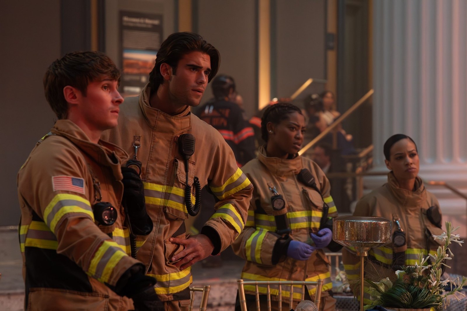 9-1-1: Nashville 2. sezon ABC resmi karesinden müzede bekleyen Michael Provost, Hunter McVey, Hailey Kilgore ve Juani Feliz