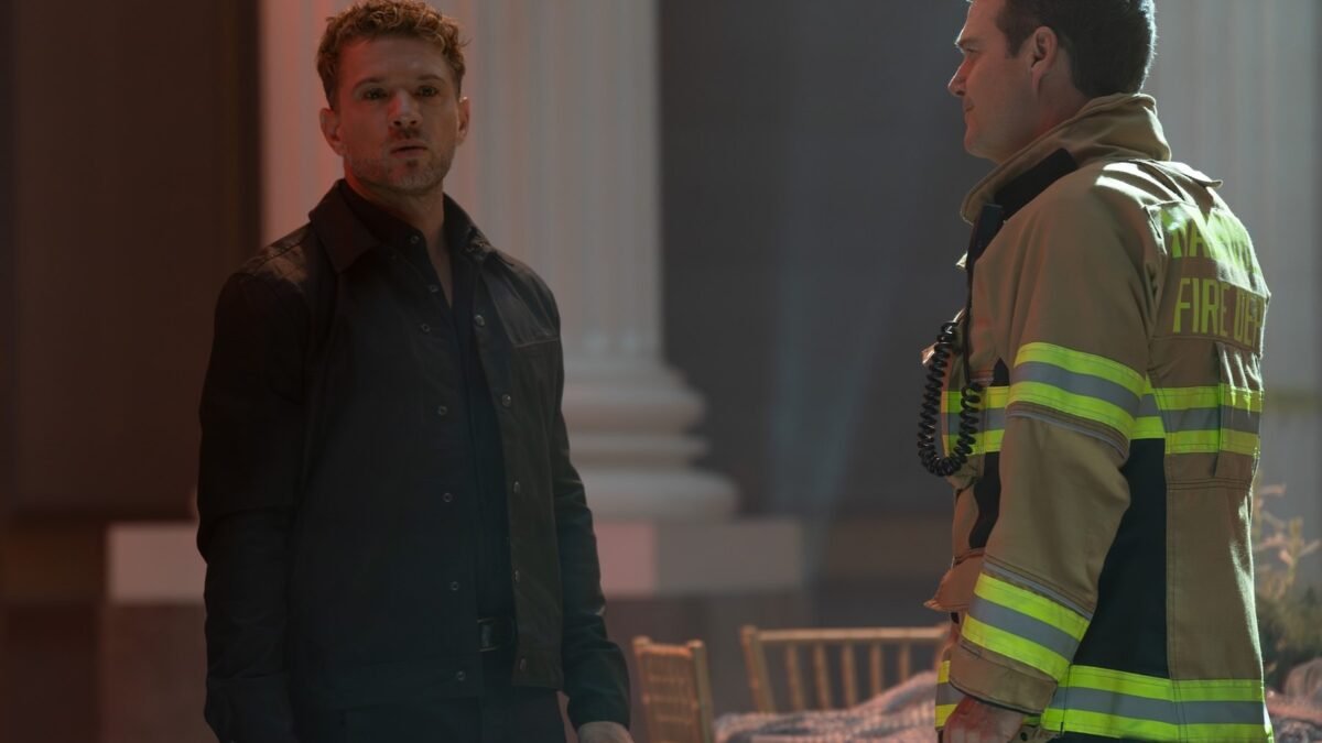 9-1-1: Nashville 2. sezon ABC resmi karesinden müzede karşı karşıya gelen Ryan Phillippe ve itfaiyeci kıyafetli Chris O'Donnell