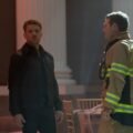 9-1-1: Nashville 2. sezon ABC resmi karesinden müzede karşı karşıya gelen Ryan Phillippe ve itfaiyeci kıyafetli Chris O'Donnell