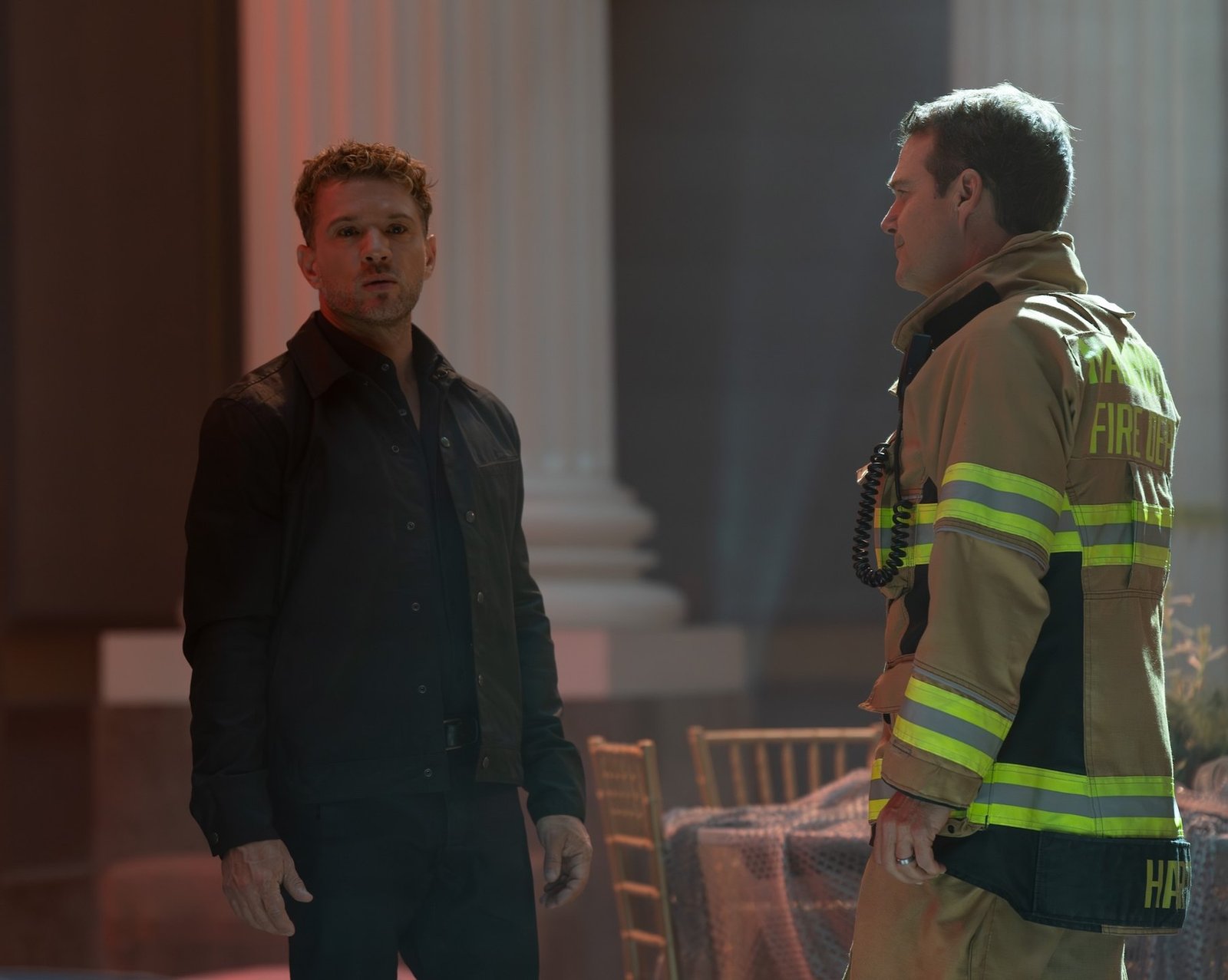 9-1-1: Nashville 2. sezon ABC resmi karesinden müzede karşı karşıya gelen Ryan Phillippe ve itfaiyeci kıyafetli Chris O'Donnell