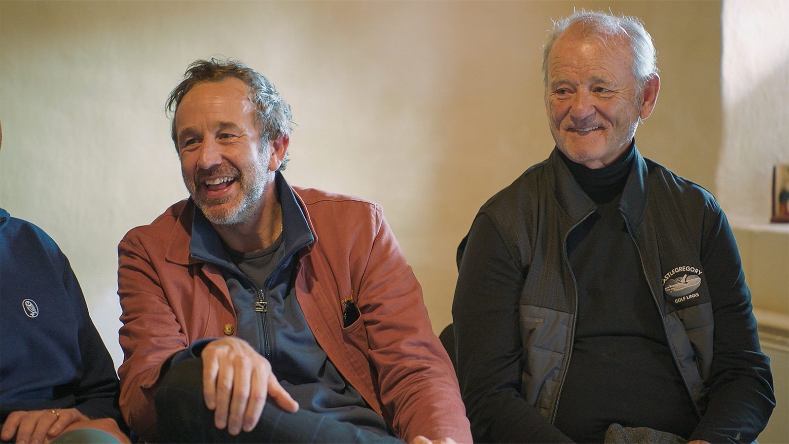 A Course Called Ireland resmi karesinden yan yana oturup gülen Chris O’Dowd ve Bill Murray