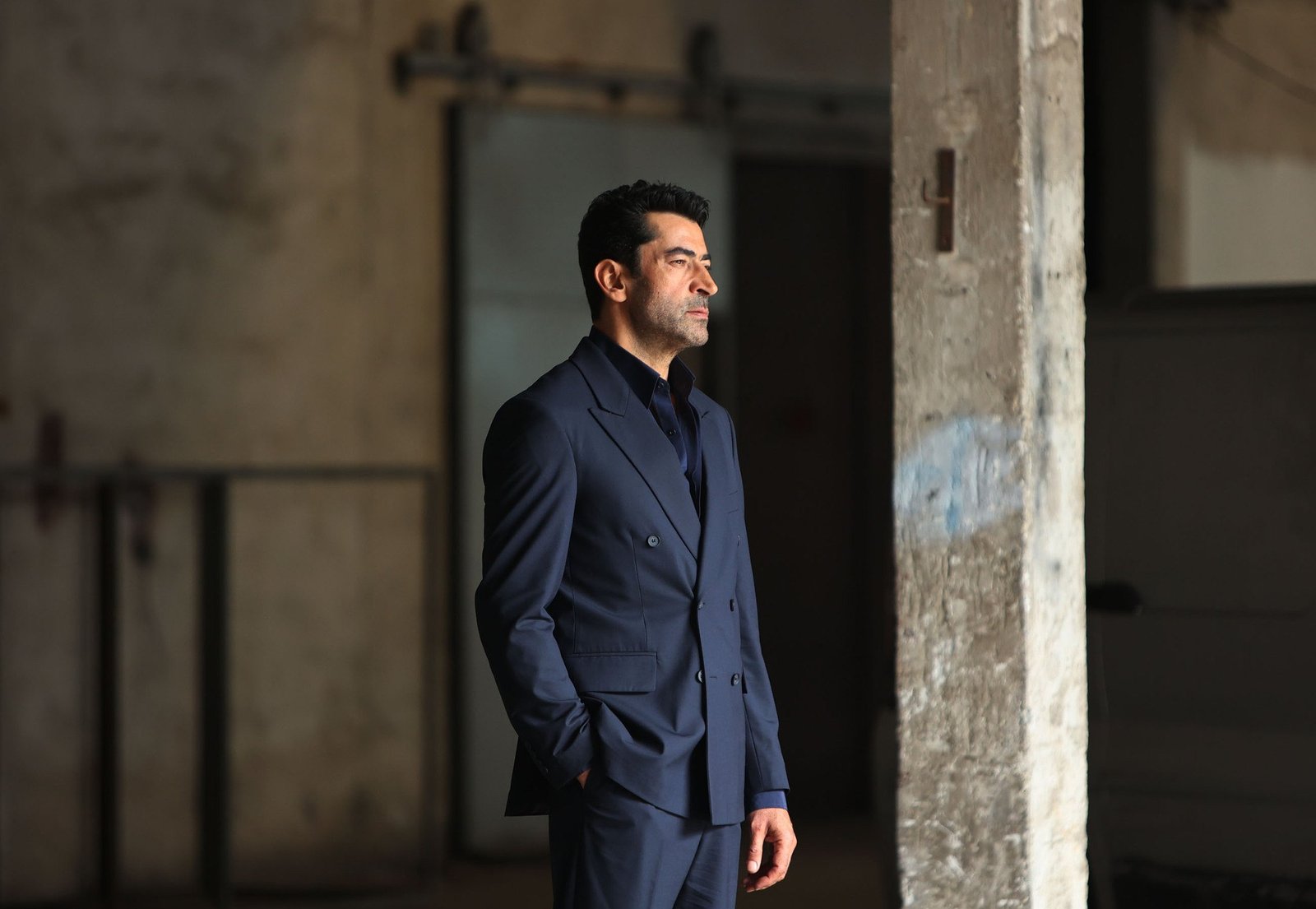 A.B.Ä°. 23. bÃ¶lÃ¼m ATV karesinden takÄ±m elbiseli Kenan Ä°mirzalÄ±oÄŸlu eski bir binanÄ±n Ã¶nÃ¼nde