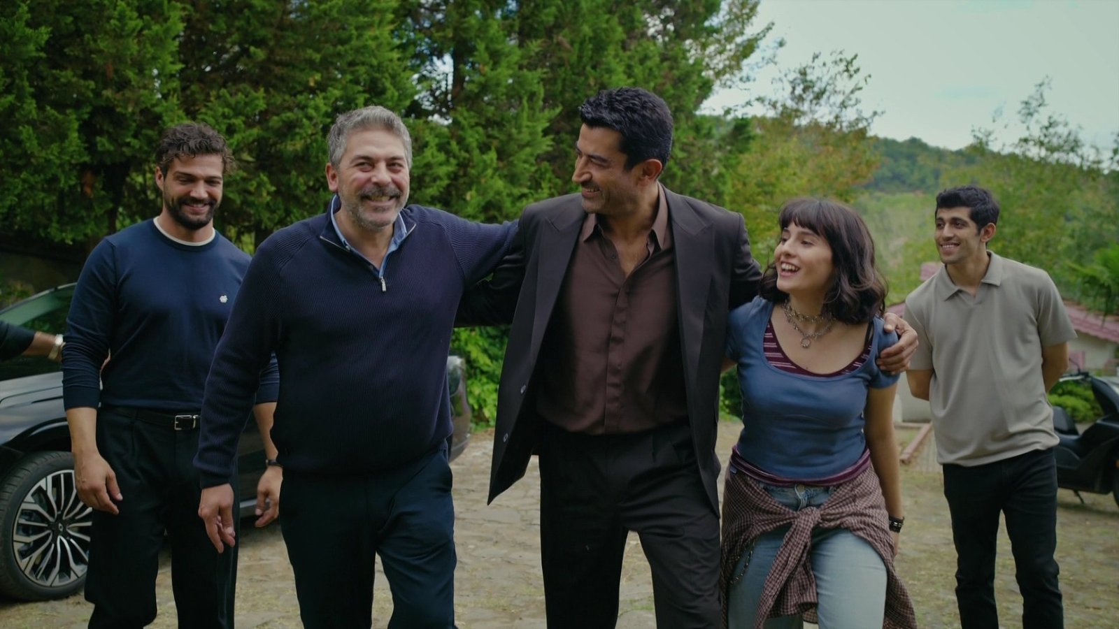 A.B.Ä°. 23. bÃ¶lÃ¼m fragmanÄ±ndan Kenan Ä°mirzalÄ±oÄŸlu ve oyuncu arkadaÅŸlarÄ± aÃ§Ä±k havada bir arada