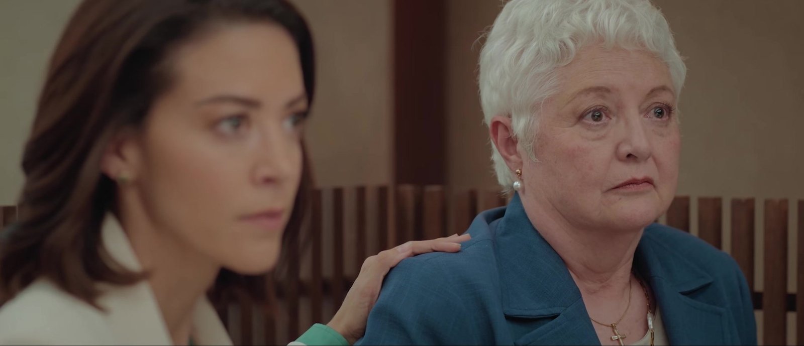 Alicia’s Law 11 Kasım’da Netflix’te: The Good Wife’ın Meksika uyarlamasından fragman geldi 2026 – 1 Alicia’s Law resmi fragmanından duruşma salonunda yan yana oturan koyu saçlı genç kadın ile omzuna el konan beyaz saçlı kadın
