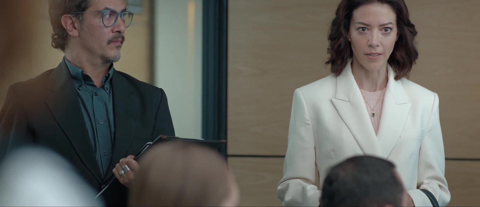 Alicia’s Law 11 Kasım’da Netflix’te: The Good Wife’ın Meksika uyarlamasından fragman geldi 2026 – 2 Alicia’s Law resmi fragmanından beyaz ceketiyle toplantı odasında ayakta duran Alicia rolündeki Fernanda Castillo ve elinde dosyayla yanında bekleyen gözlüklü adam