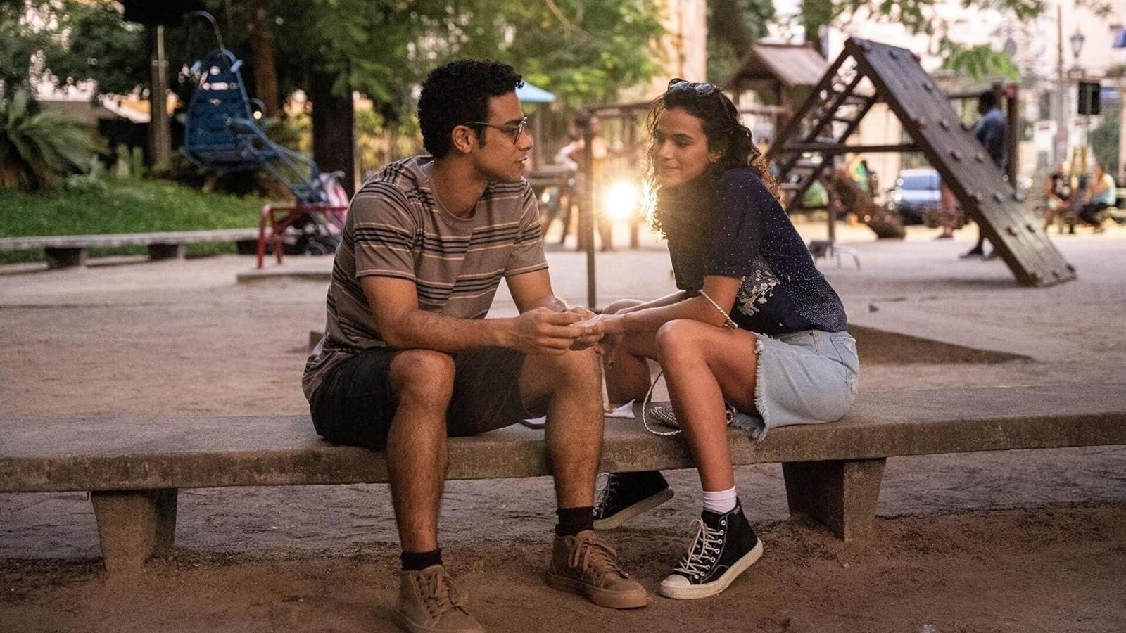 Amor da Minha Vida 2. sezon 9 Ekim’de Disney+’ta: Bruna Marquezine ve Sérgio Malheiros geri döndü 2026 – 2 Amor da Minha Vida Disney+ resmi karesinden parkta bir bankta oturup sohbet eden iki genç