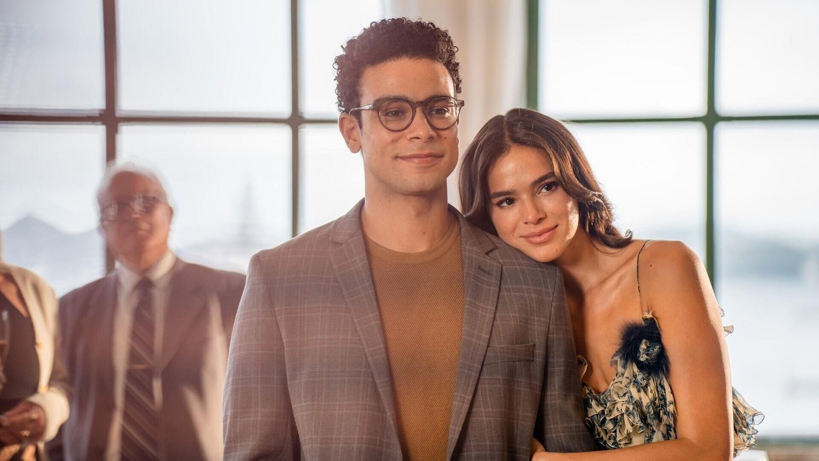 Amor da Minha Vida Disney+ resmi karesinden birbirine sarılan gözlüklü bir adam ile esmer bir kadın