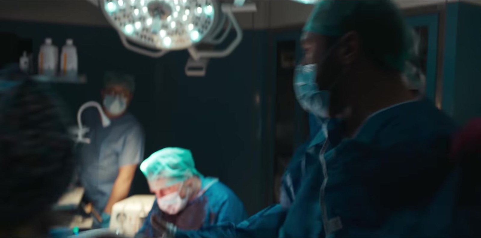 Anaesthesia (Znieczulenie) 4 Kasım’da Netflix’te: Leszek Lichota kuralları yıkan beyin cerrahı rolünde 2026 – 1 Anaesthesia fragmanından ameliyat lambası altında maskeli ve boneli cerrah ekibinin çalıştığı ameliyathane