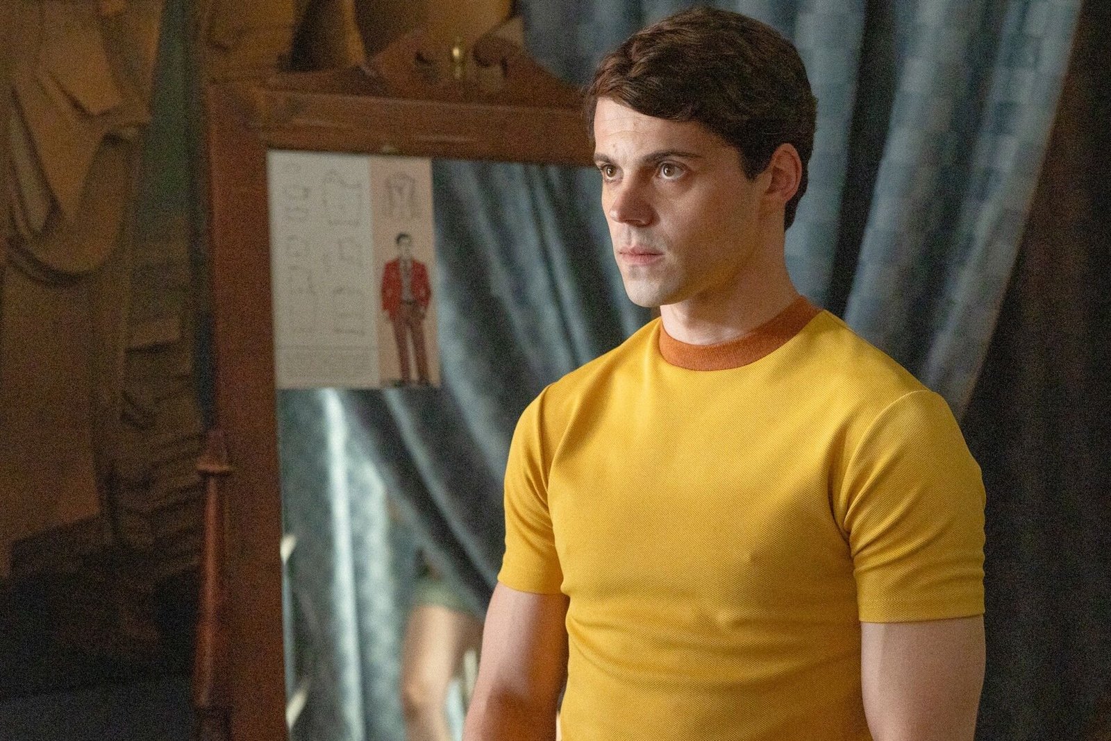 Aquel Netflix resmi karesinden sarı tişörtlü genç Raphael rolündeki Javier Morgade