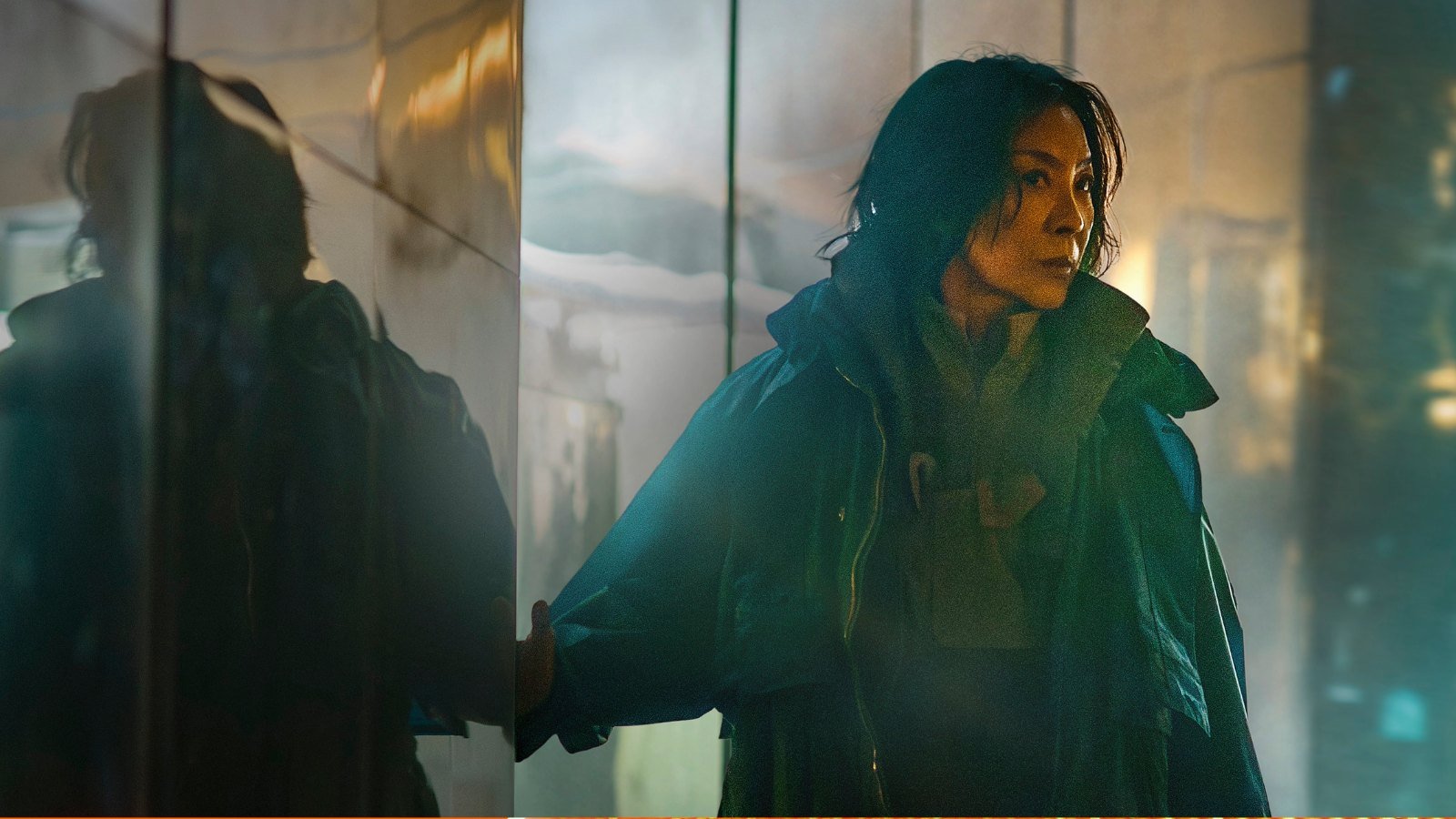 Blade Runner 2099 25 Kasım’da Prime Video’da: Michelle Yeoh ve Hunter Schafer, 2049’dan 50 yıl sonrasının Los Angeles’ında 2026 – 1 Blade Runner 2099 resmi karesinde neon ışıklı bir camın önünde koyu renk montuyla elini cama dayayan Olwen rolündeki Michelle Yeoh